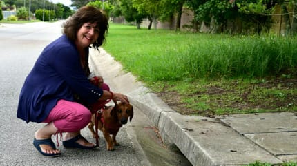 donna con bassotto