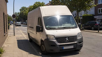 Transporter steht bei Hitze am Straßenrand