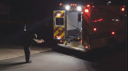 Un camion de pompier pendant un incendie