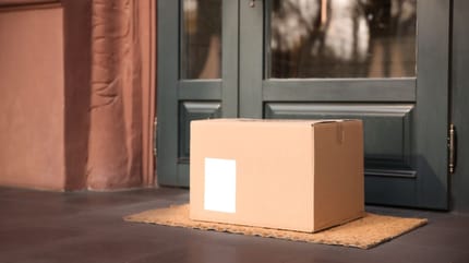 Un carton devant une porte d'entrée