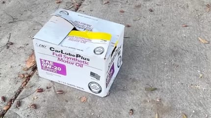 Une boite en carton abandonnée