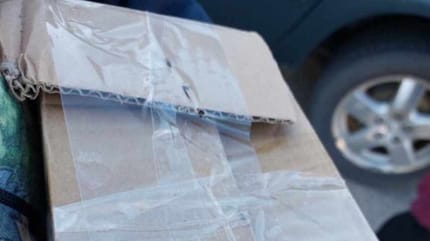 Une boite en carton scotchée