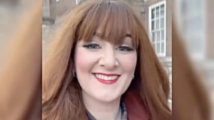 Une femme souriante