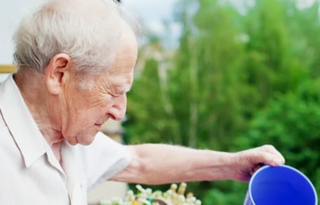 Starszy mężczyzna na przejściu.