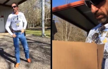 Mężczyzna płacze po tym, jak dostaje w prezencie szczenię.