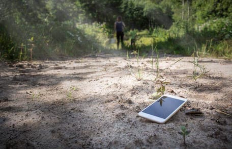 Een verloren telefoon ligt op de grond