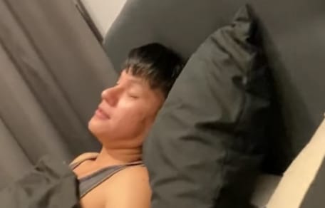 Asiatischer Mann liegt im Bett