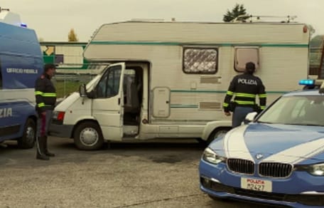 coches y furgones policiales rodena una caravana