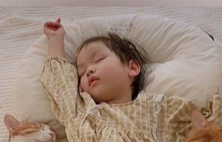 Die kleine Xiao Xi beim Mittagsschlaf.