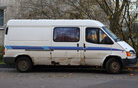 Polizei Bayern kontrolliert Minibus.