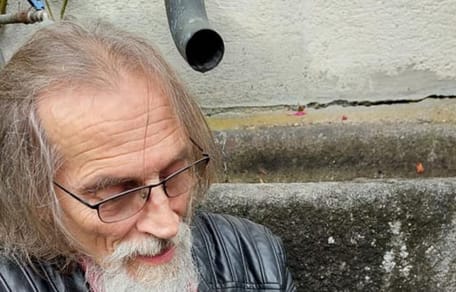 Mann mit grauen Haaren