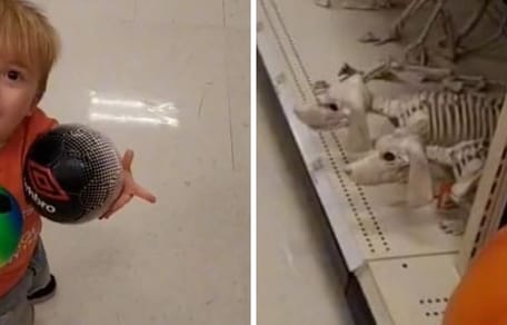 Junge mit Bällen vor Supermarktregal