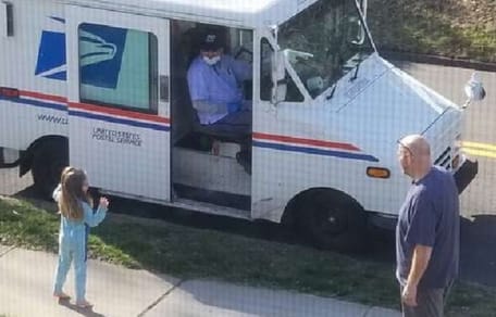 nina esperando la respuesta a su carta