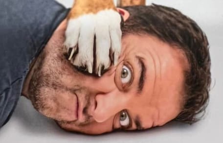 Martin Rütter mit Hundepfote im Gesicht