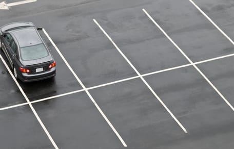 Stehendes Auto auf Parkplatz