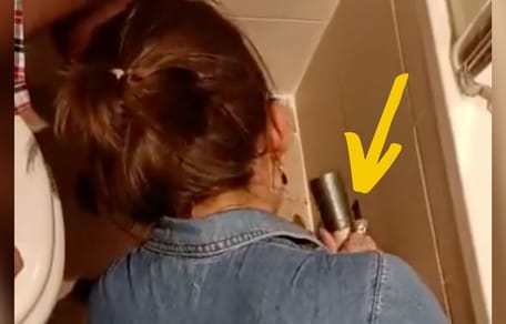 kobieta niszcząca płytki łazienkowe