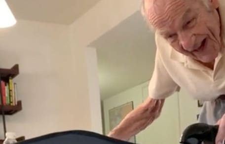 Opa schiebt Rollator