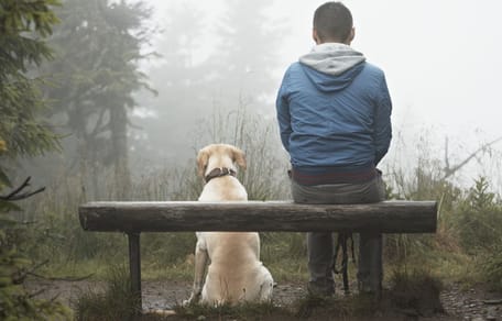 Mann mit Hund im Wald