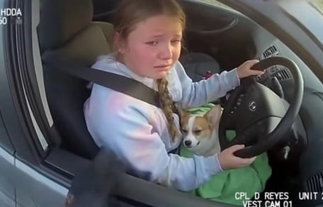 Une adolescente dans une voiture