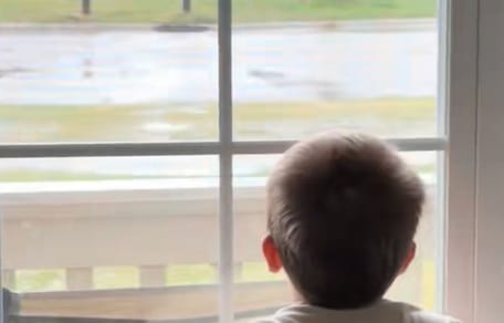 chłopiec patrzy w okno