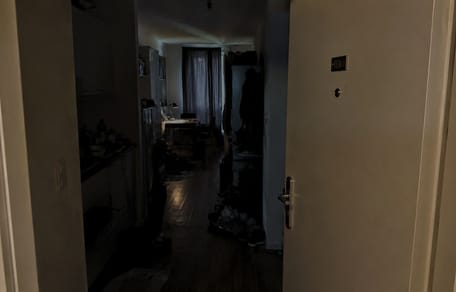 Blick in eine dunkle, unordentliche Wohnung