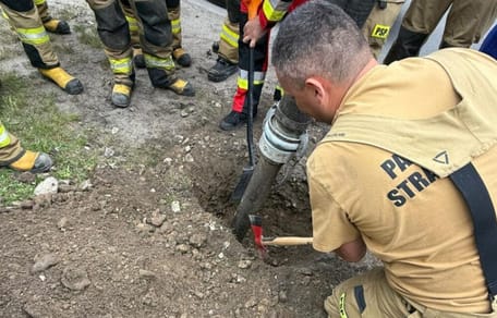 Pies utknął w przepuście drogowym. Strażacy walczyli o jego życie przez wiele godzin