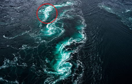 pescadores divisan una silueta exhausta en pleno océano