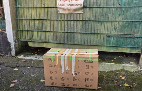 Zugeklebter IKEA-Karton