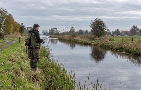 Angler an einem Siel