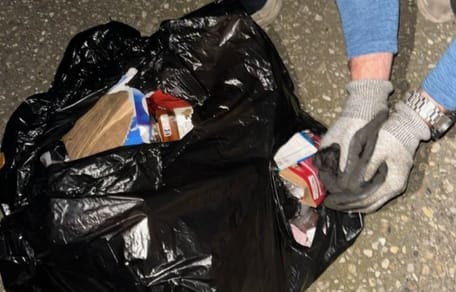 Aussetzung in einem Müllsack