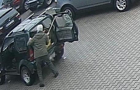 Aggressiver Hundehalter vor dem Pkw-Kofferraum