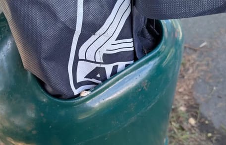 Aldi-Tasche im Mülleimer
