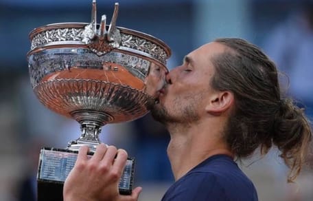 Alexander Zverev küsst den Siegespokal