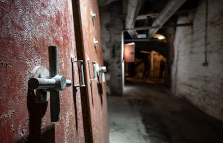 Alter Kellergang mit Metalltüren