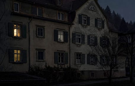 Antiguo edificio de alquiler en plena noche