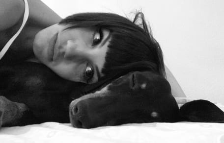 angy-fernandez-tumbada-perro-noel