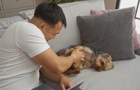 Asiate spielt mit Hund