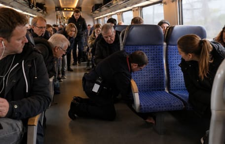 Aufgeregte Fahrgäste in einem Zug