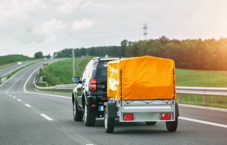 Auto mit Anhänger auf der Autobahn