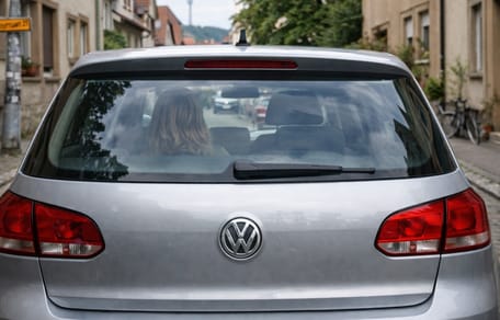 Auto mit einer Frau auf der Rückbank