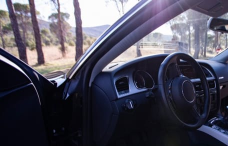 Auto con portiera del conducente aperta