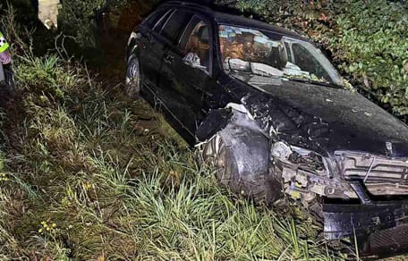 Auto mit Totalschaden im Graben