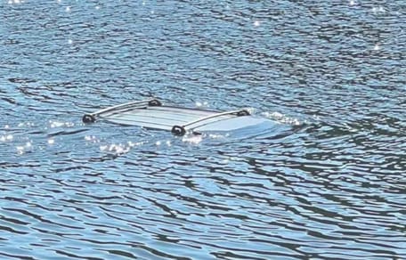 Autodach ragt knapp aus dem Wasser