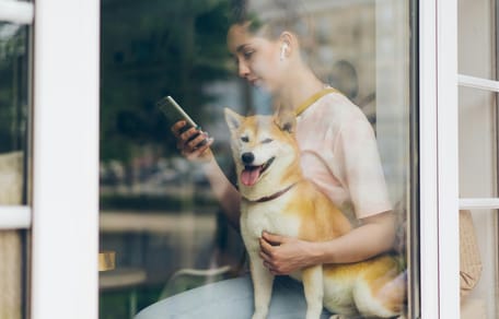 Baasjes leg je smartphone neer, je hond heeft aandacht nodig