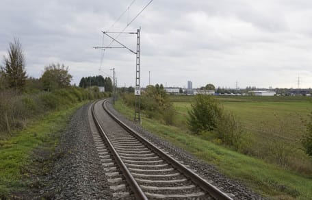 Los trenes deben detenerse inmediatamente, pero la víctima sigue luchando por su vida