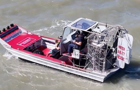 Bateau qui vient en aide à un chien