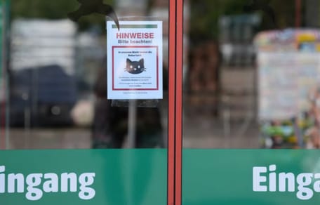 Baumarkt-Eingangstür mit Katzenschild
