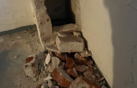 Blick in den aufgestemmten Lüftungsschacht