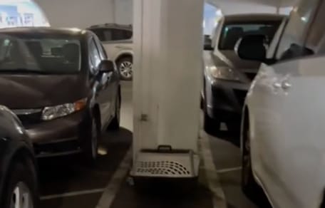 Achtergelaten reismand op een parkeerplaats