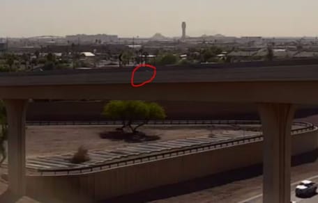 Boule blanche sur un pont